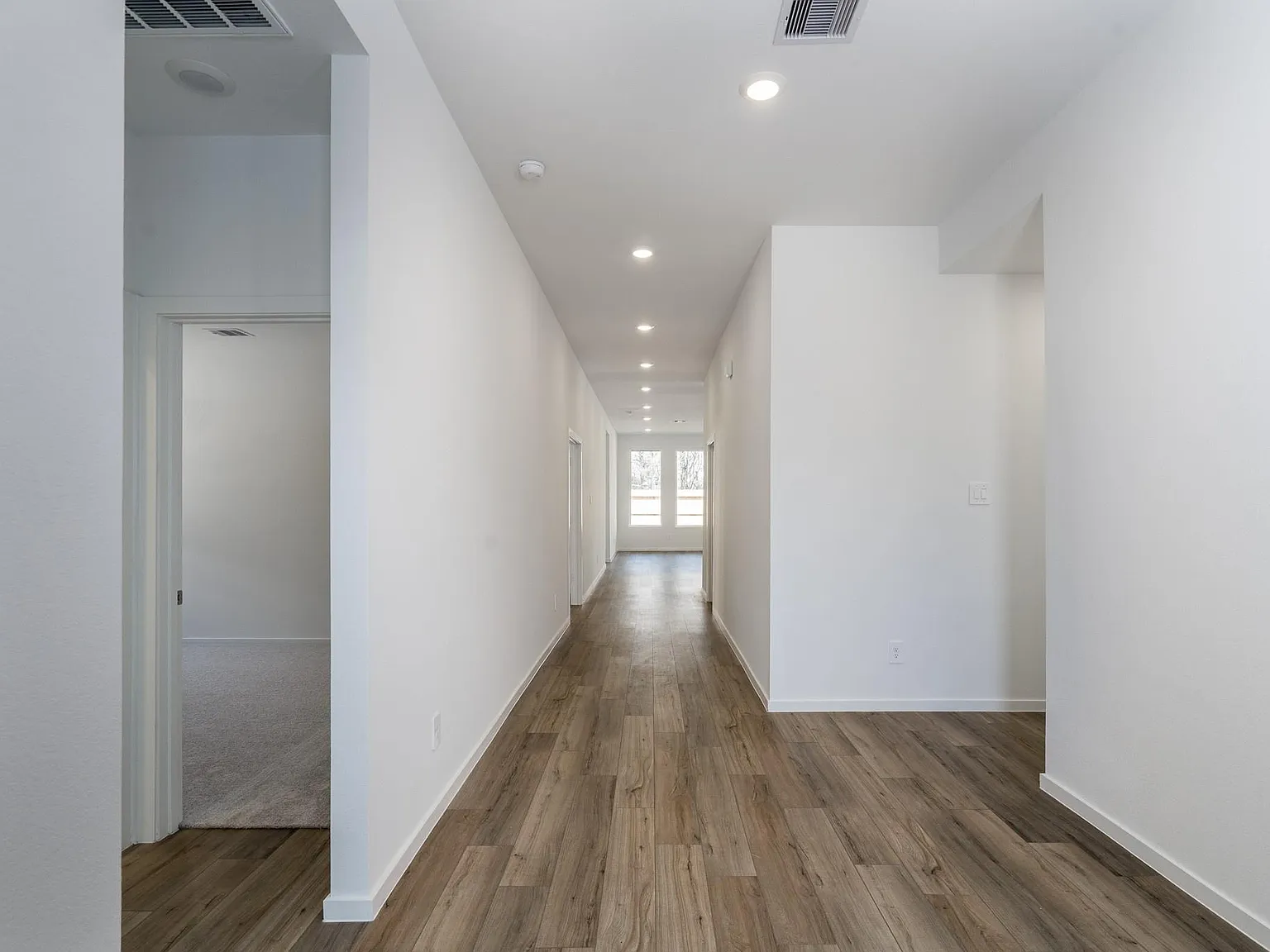 4 bed, 3.0 bath, 2731 sqft, $2,690 — Photo 3