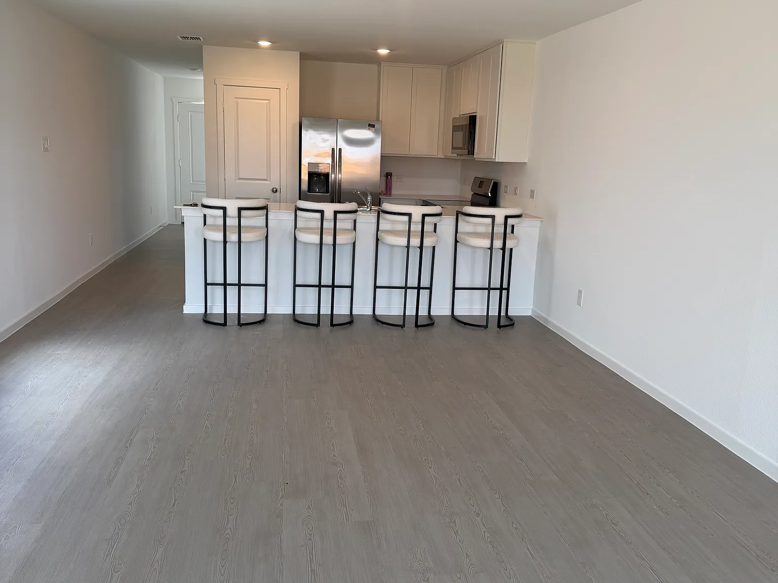 3 bed, 1402 sqft, $2,000 — Photo 3