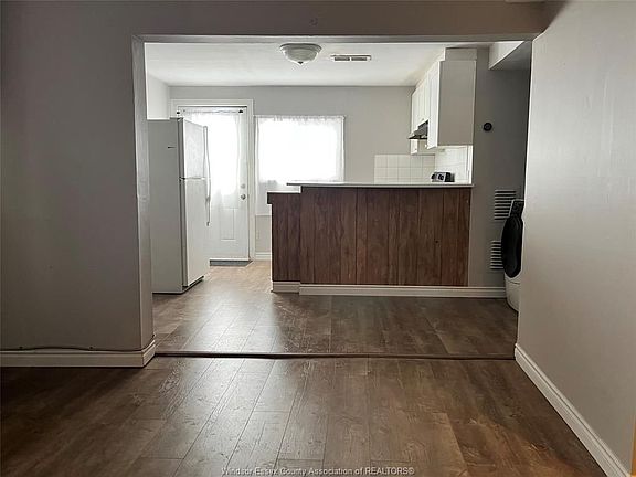 5th image of 939 California Ave