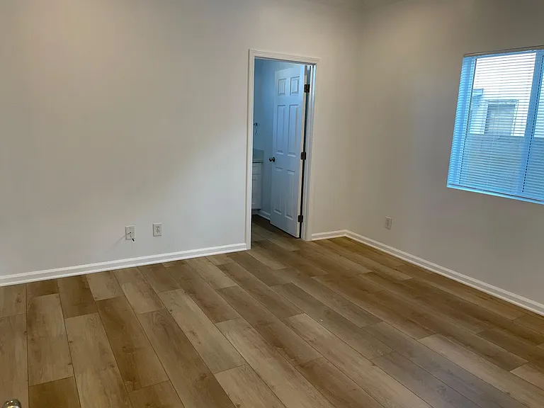 2630 S Burnside Ave — Photo 4