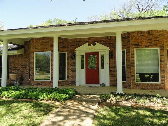 2nd image of 725 Carol Ln