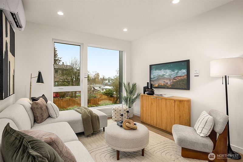 4th image of 4409 B 21st Avenue SW