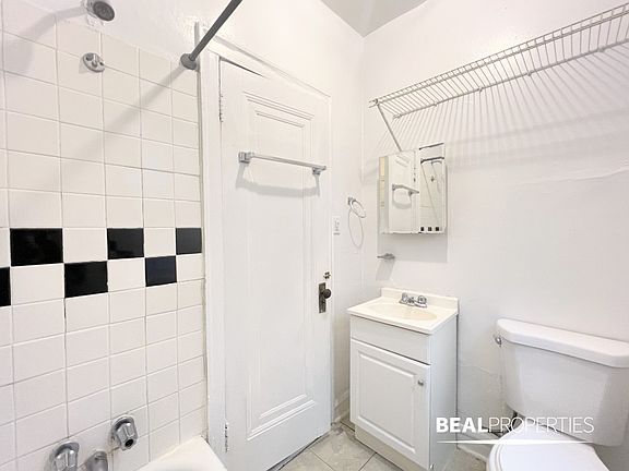5th image of 2827 N Burling St APT 109