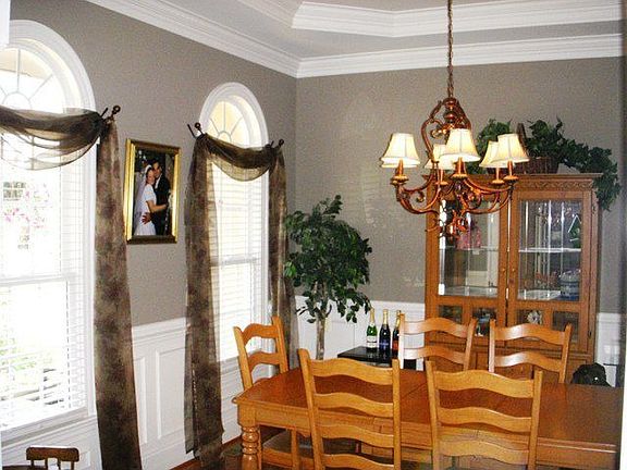 Dining Room - Lots of molding/Trey ceiling