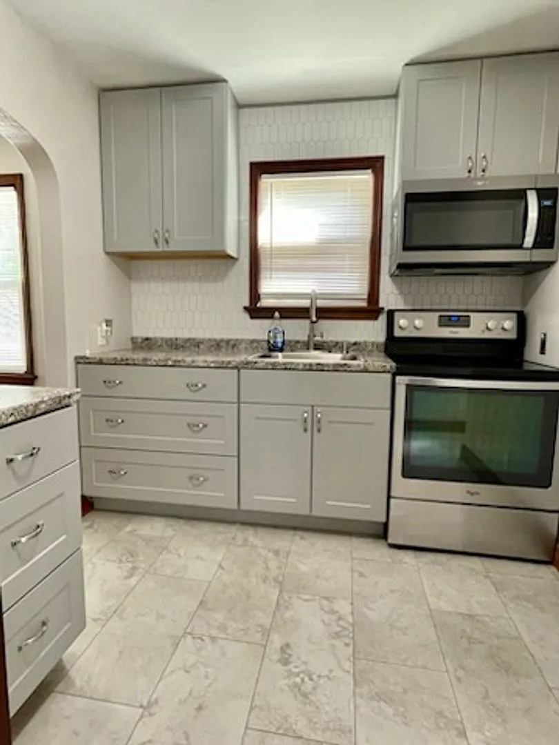 Fully Remodeled single family house! 3 bedrooms, full kitchen, full bath, living room — Photo 4