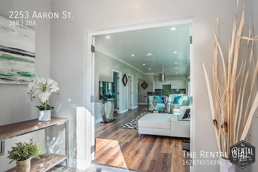 Silver Lake Hillside Hideaway | Bright 3BR Front House | Views + Central AC + Private Patio | Ten... — Photo 2