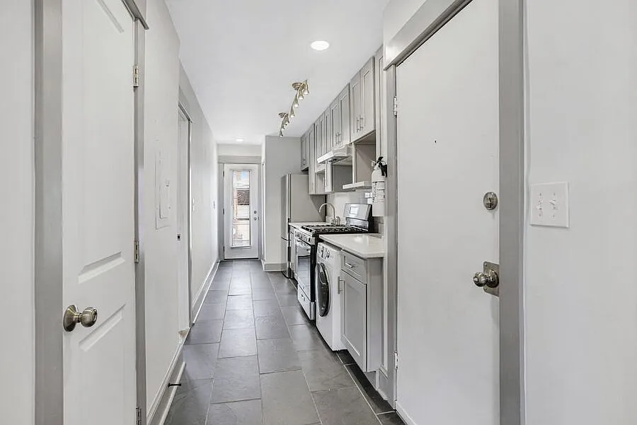 Fantastic Condo Near H Street + Off Street Parking — Photo 4