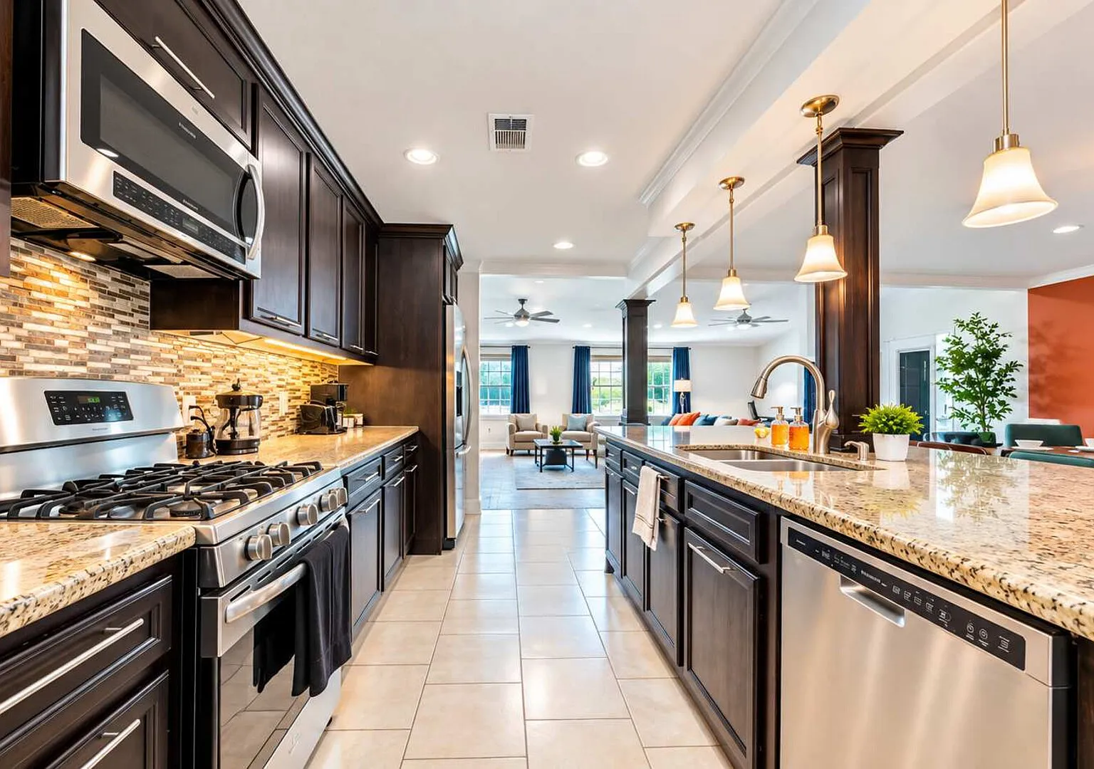 Spacious 6BR House | Sleeps 15 | Galleria | 1GB|WD — Photo 3