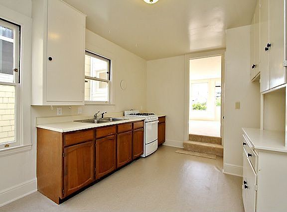 4th image of 2563 29th Ave