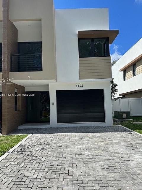 1st image of 5571 W Oak Way
