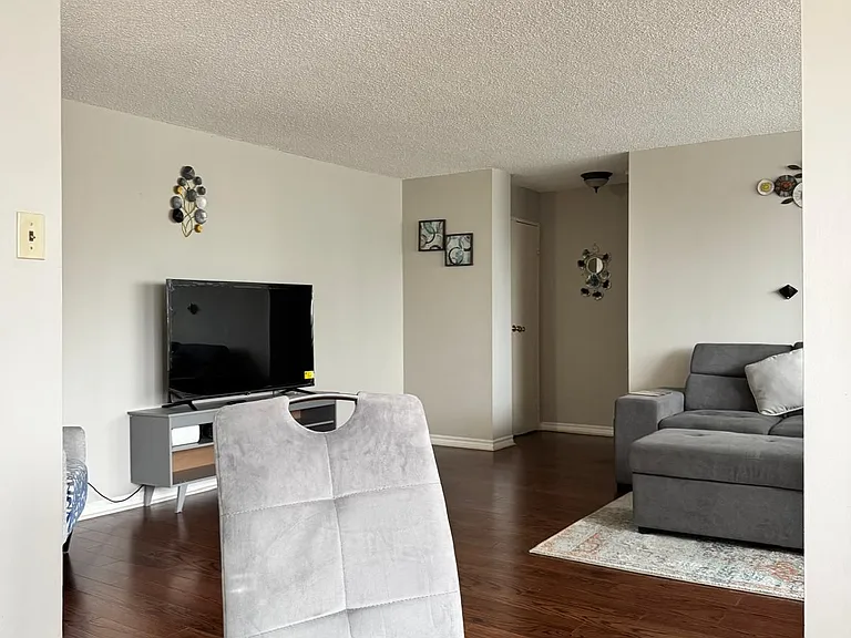 3700 Kaneff Cres #802 — Photo 2
