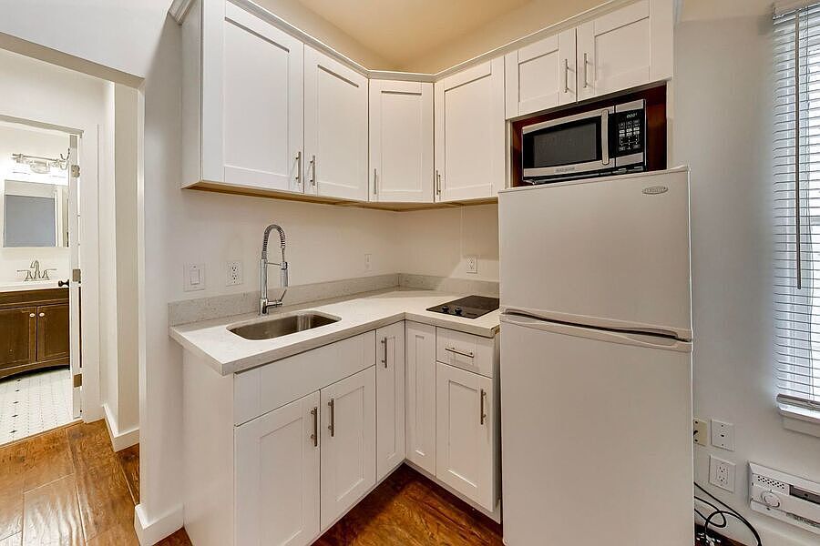 1st image of 628 Waverly St #11