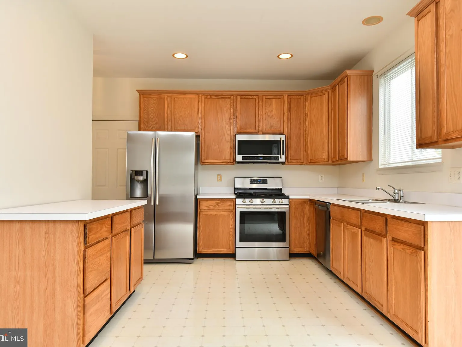 3 bed, 2.5 bath, 1600 sqft, $3,300 — Photo 2