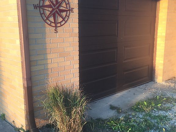 Attached garage 
