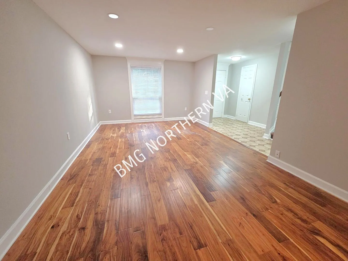 Spacious 3BR/3.5BA Burke Townhome with Gourmet Kitchen & Fenced Backyard — Photo 4