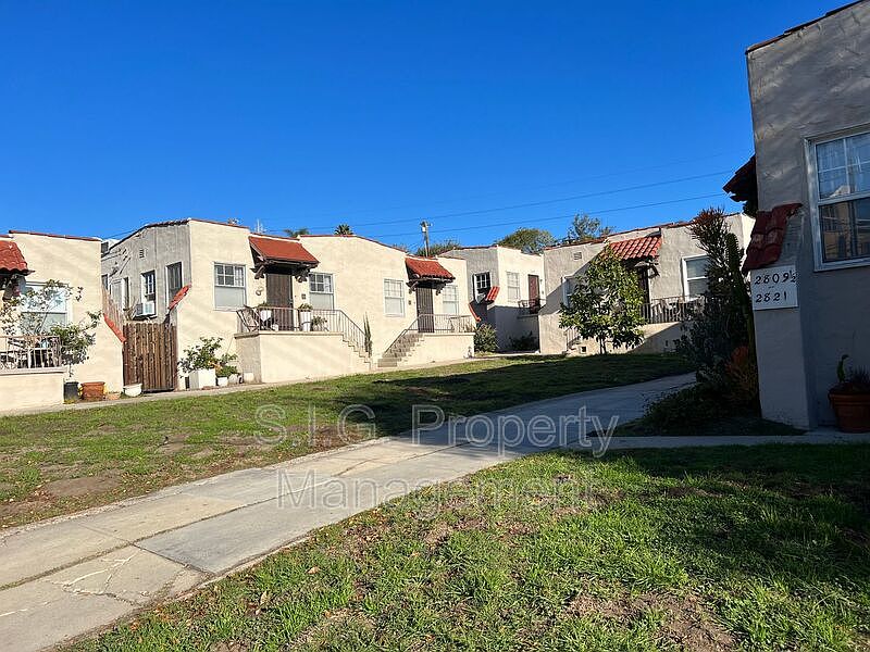 1st image of 2811 1/2 Rowena Ave