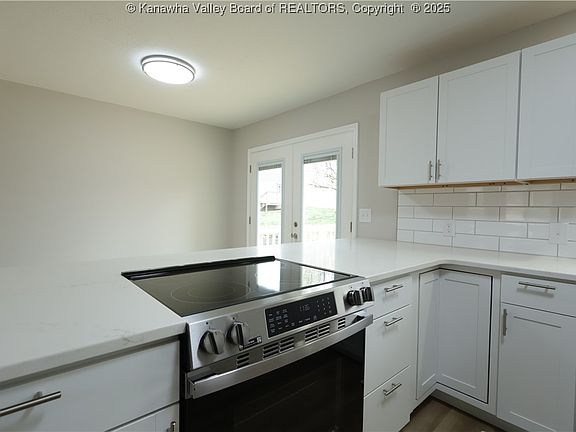 4th image of 1017 Greenland Cir