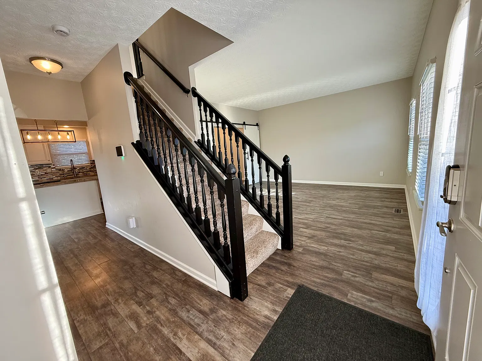 4 bed, 2.5 bath, 3000 sqft, $3,600 — Photo 3