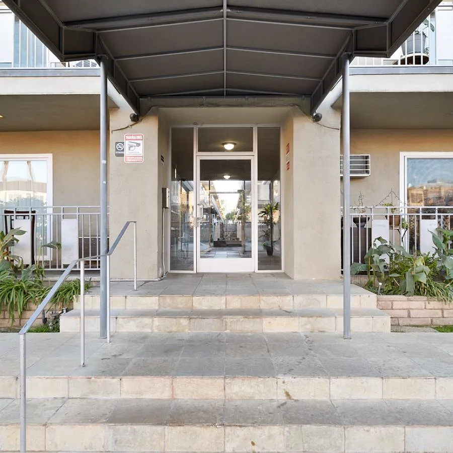 Tarzana Courtyard — Photo 2