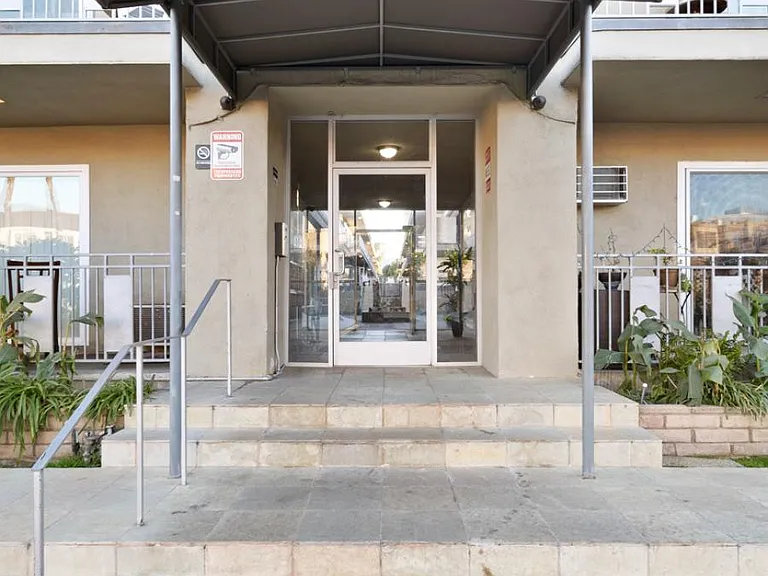 Tarzana Courtyard — Photo 2