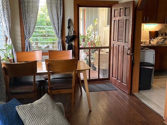 Dining area - spacious, bright