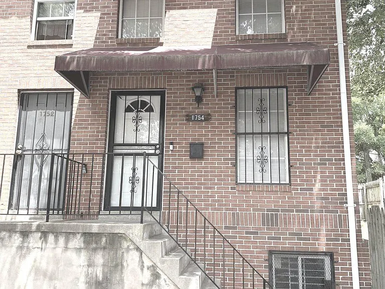 1754 Abbotston St — Photo 2
