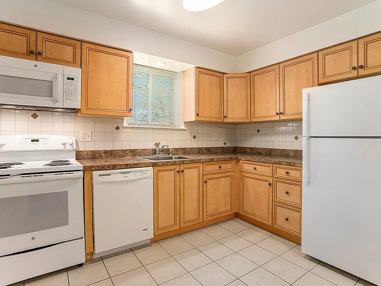 Maple Court Apartments — Photo 50