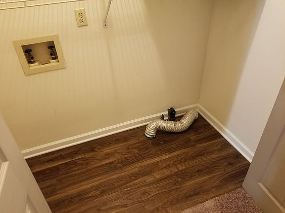 Laundry area (gas dryer)