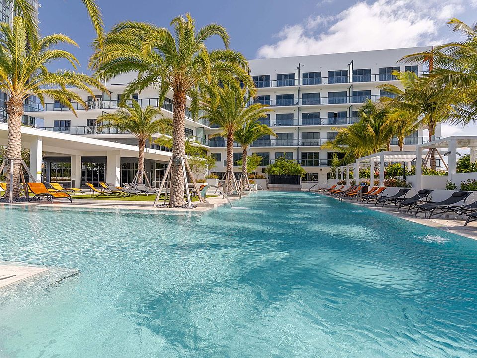 MidtownMiami_amenity_pool (2)