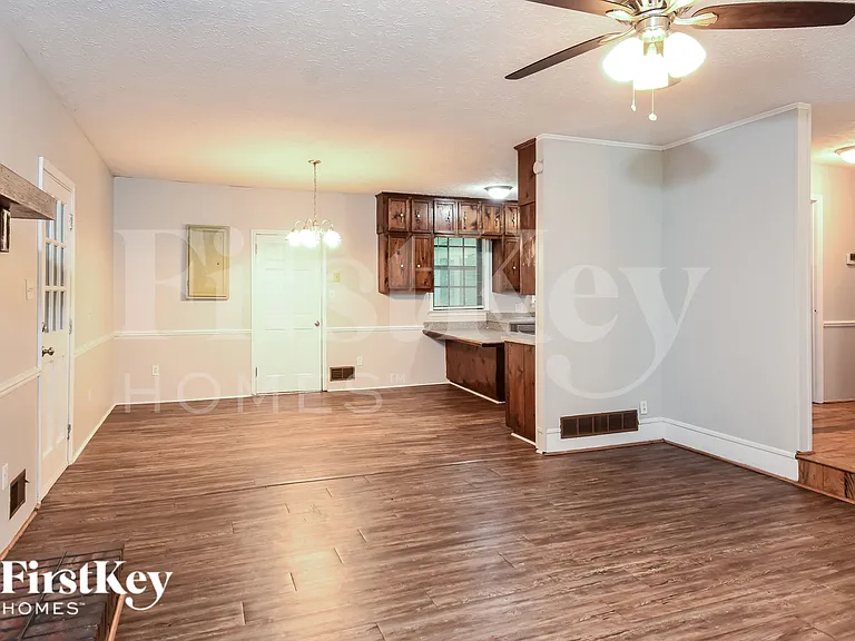 3704 Newport Dr — Photo 3