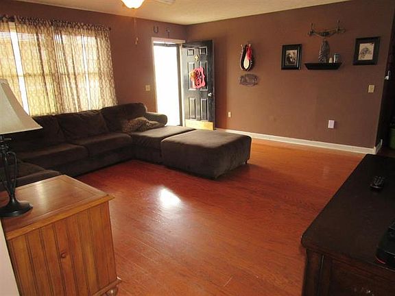 3rd image of 1017 Countryside Dr