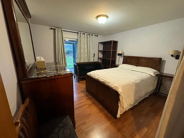 Master Bedroom (Queen)