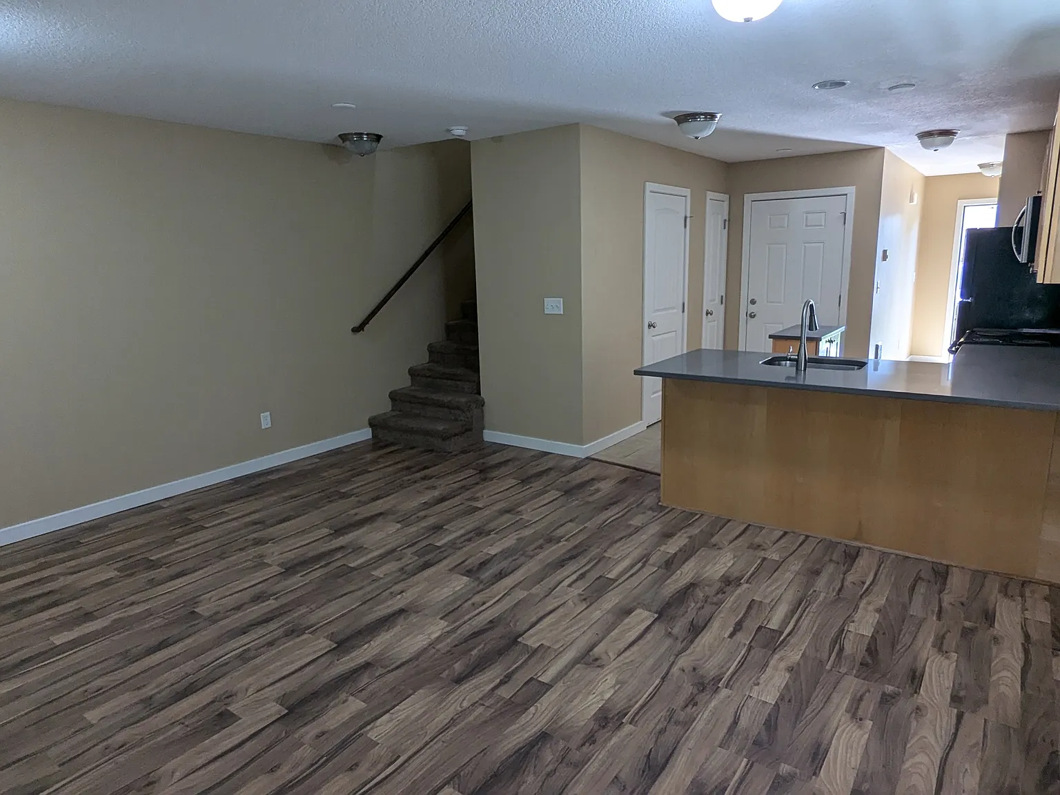 3 bed, 2.5 bath, 1250 sqft, $2,100 — Photo 1