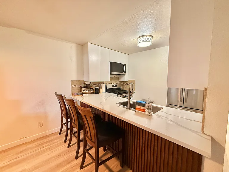 227 50th St #10 — Photo 6