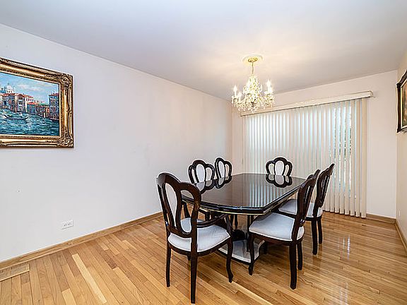 3rd image of 211 Knollwood St