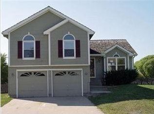 1107 Ridgeway Dr, Raymore, MO 64083