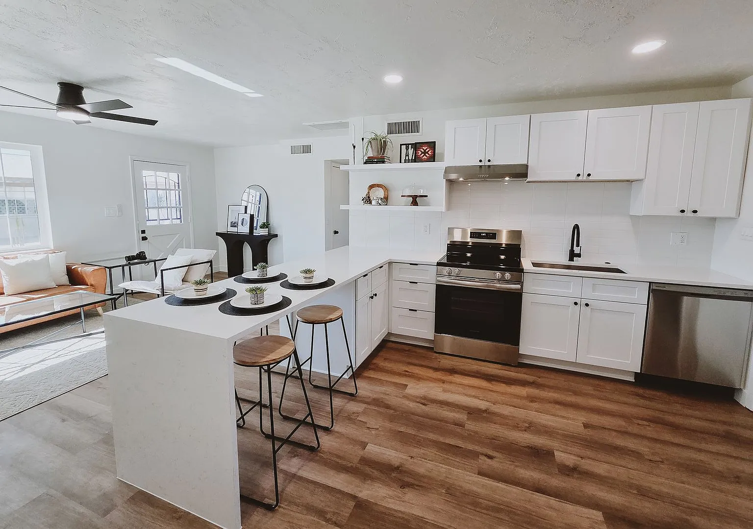 Fully Remodeled 2 Bedroom 1 Bathroom Mesa Townhome Water/Sewer/Trash Included! — Photo 2