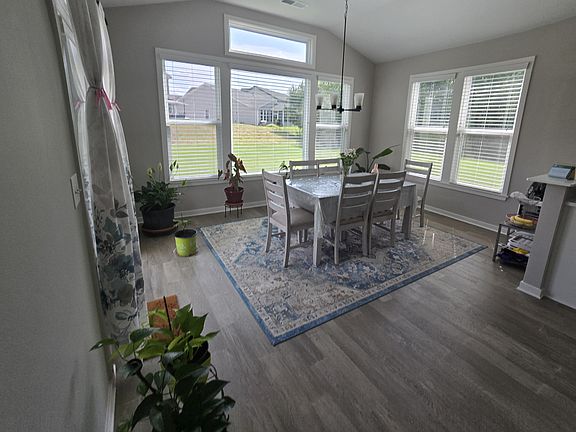 4th image of 121 Linden Ct