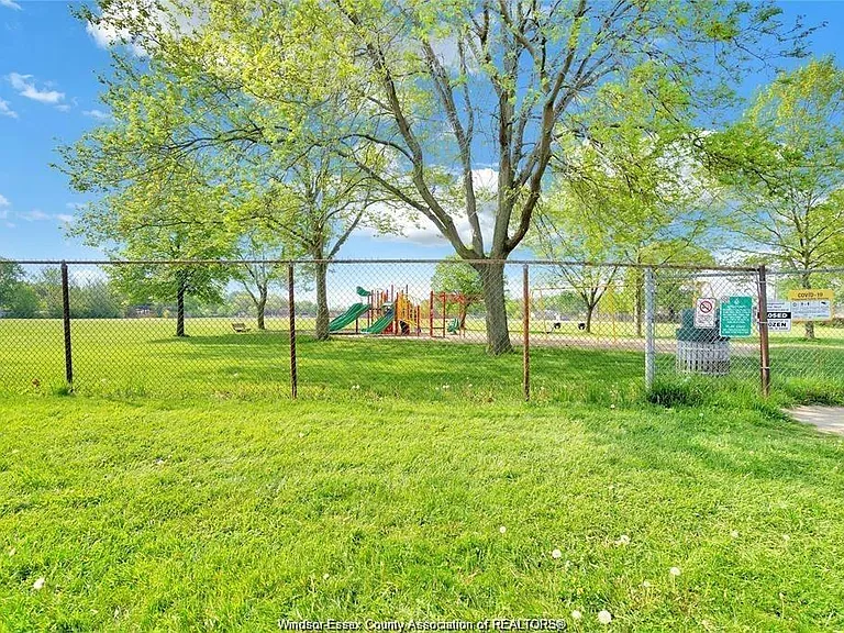 5468 Lassaline Ave — Photo 21