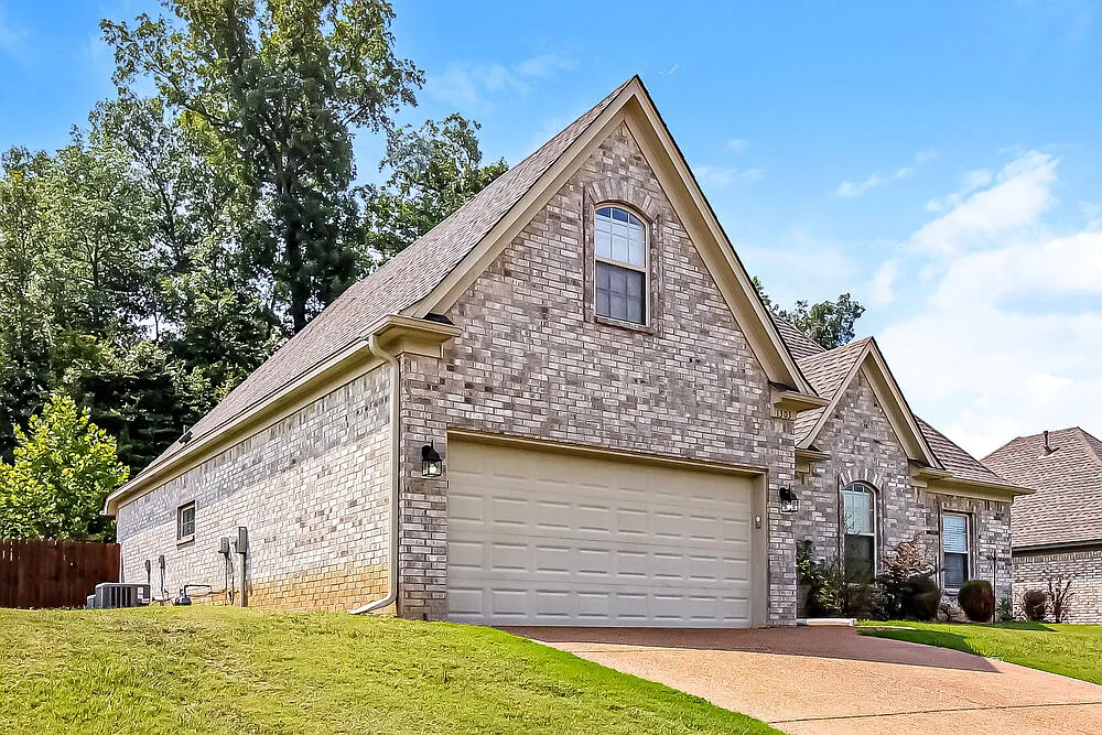 4 bed, 2.0 bath, 2300 sqft, $2,580 — Photo 4