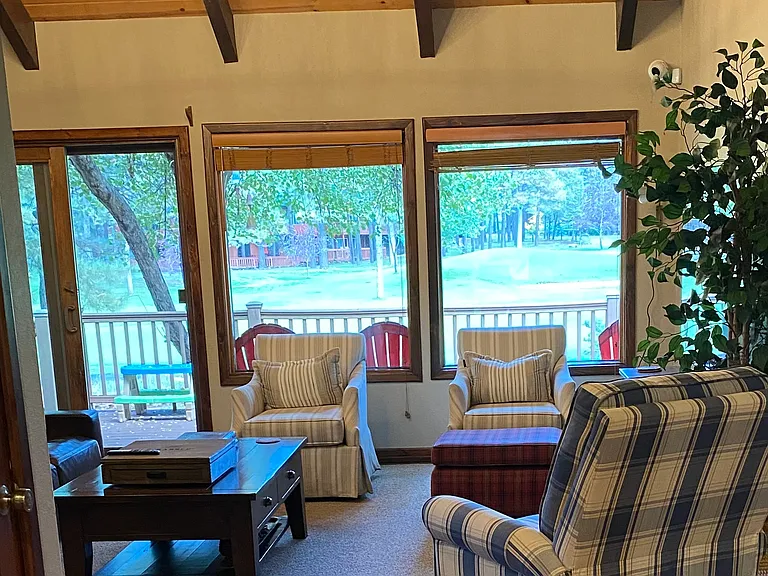 Spruce & Pine Cabin
The million dollar view with its cozy ambiance