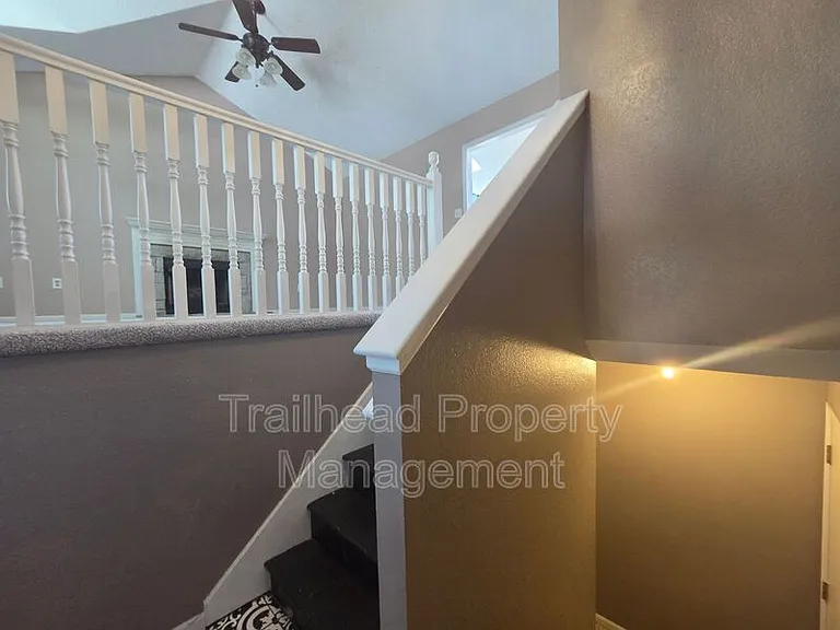 607 SE Steeple Ln — Photo 5