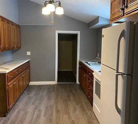 4th image of 321 Avenue G