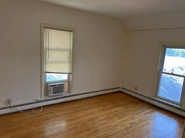 526 Winslow Ave E — Photo 5