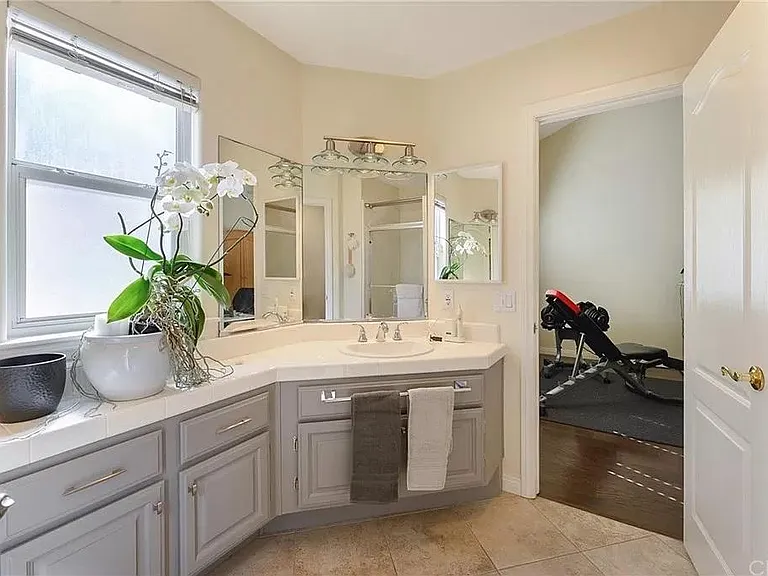 1516 Cravens Ave — Photo 7