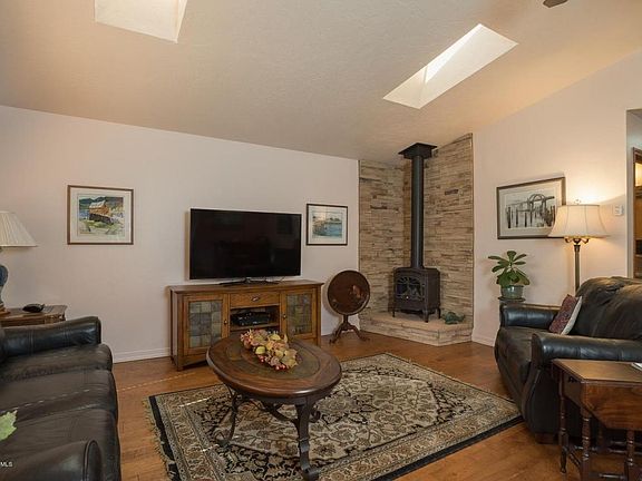 5th image of 242 Mahogany Ln