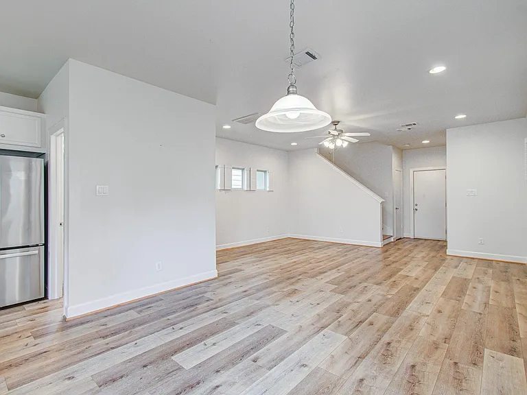 624 E 39th St — Photo 12