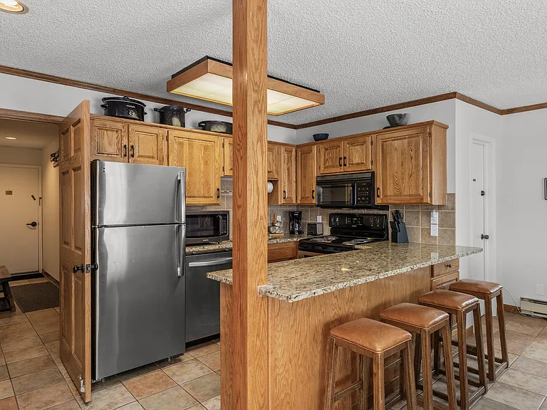 Kitchen | Breakfast Bar for 4
