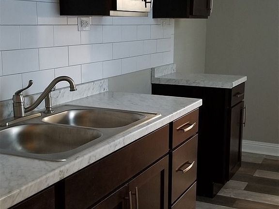 3rd image of 401 Sloan St