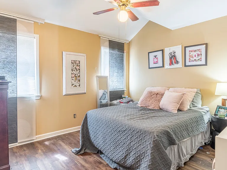 510 E Gillespie St #22D — Photo 7